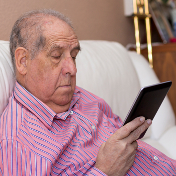 Alter Mann Tablet iStock coscaron.jpg