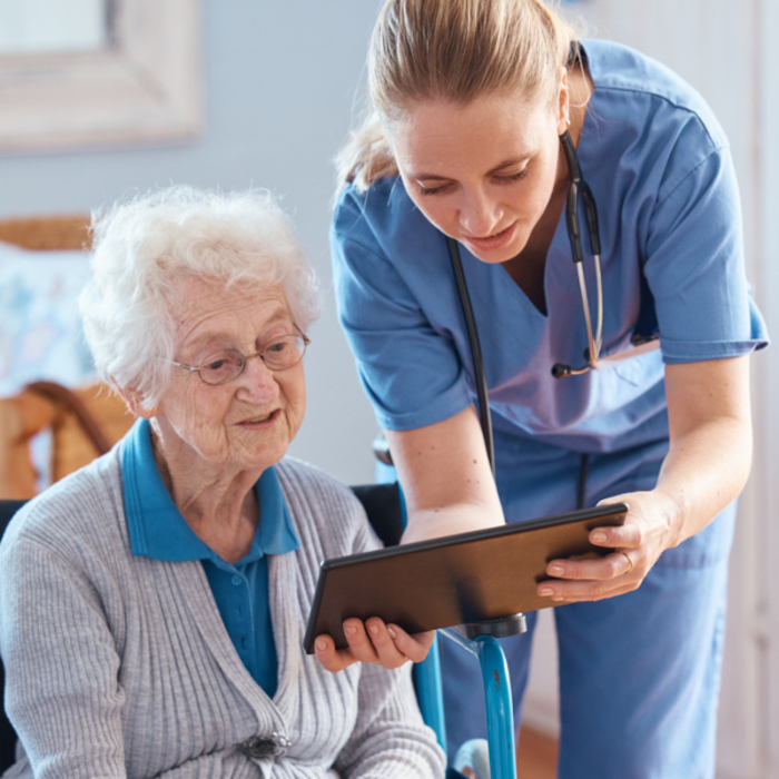 Pflegekraft Alte Frau tablet Datenschutz iStock PeopleImages.jpg