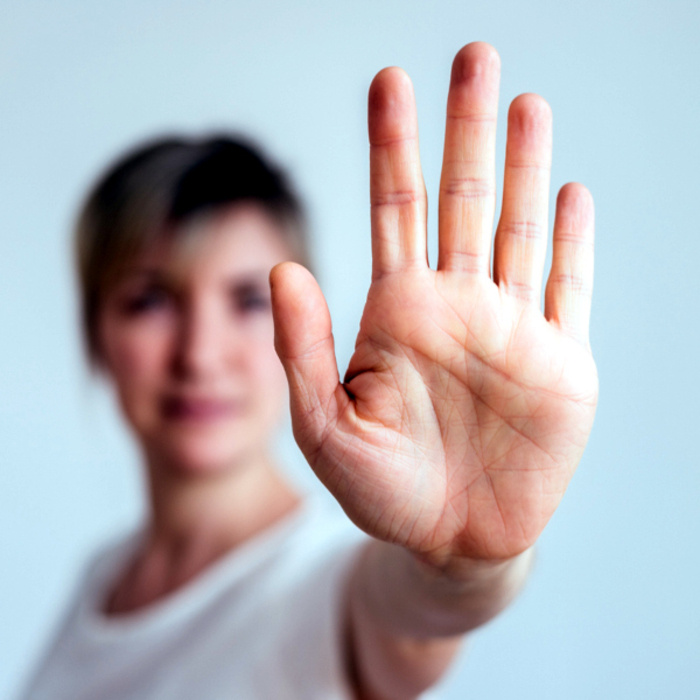 Stopp Halt Hand Geste Foto iStock Patrick Daxenbichler.jpg