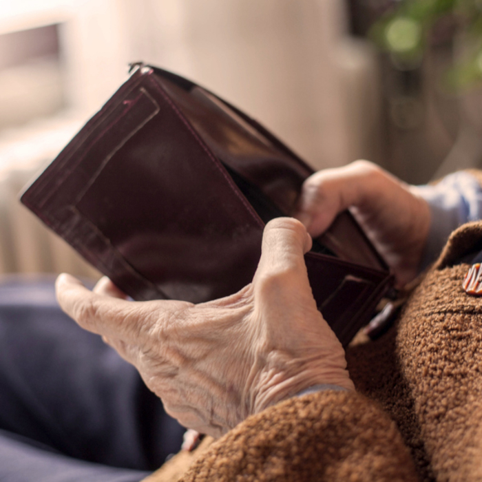 Alter Mann leere Geldbörse iStock EllenaZ.jpg