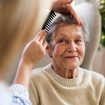 Alte Frau Haare Frisur Betreuung Helfer iStock Halfpoint.jpg