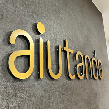 aiutanda Logo auf Wand.jpg