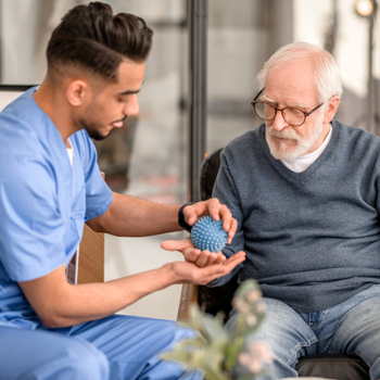Junger Pfleger alter Mann iStock Zinkevych.jpg