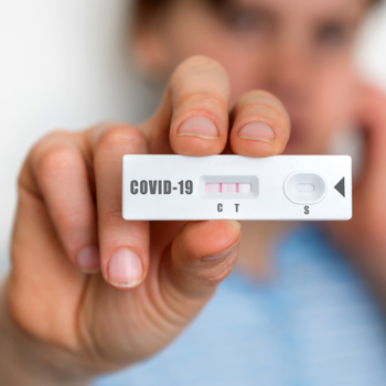 Corona Test positiv iStock andriano_cz.jpg