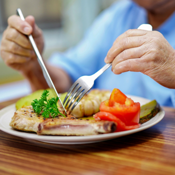 Essen Teller Altenheim iStock sasirin pamai.jpg