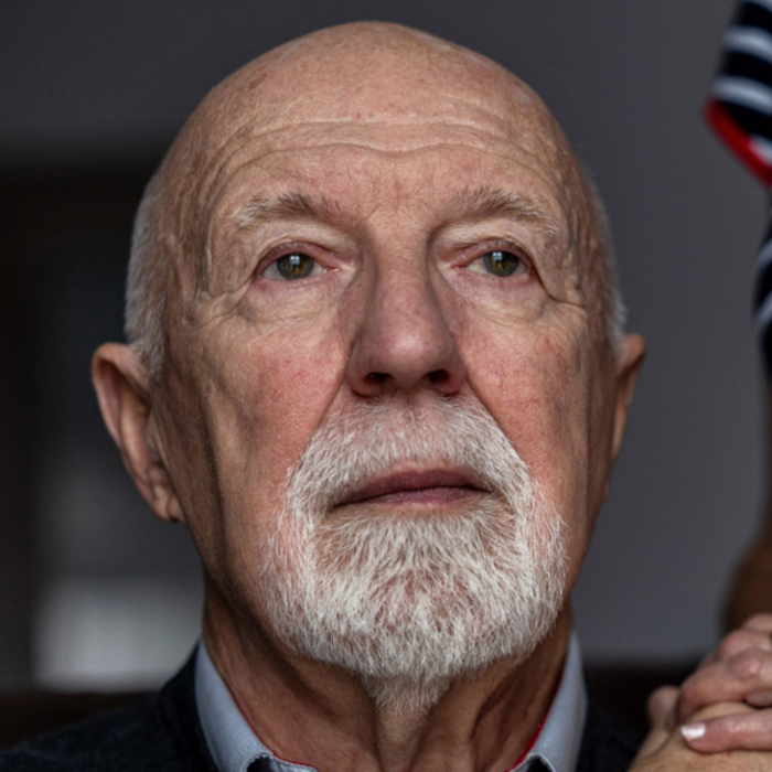 Alter Mann Demenz leerer Blick iStock Piksel.jpg