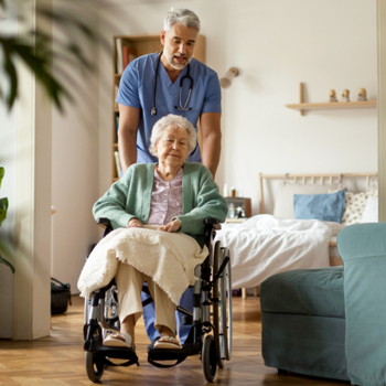 Pflegeheim Zimmer Pfleger Frau im Rollstuhl iStock Halfpoint.jpg
