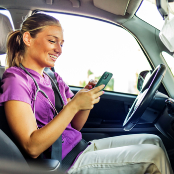 Pflegedienst Auto junge Pflegerin iStock Jelena Stanojkovic.jpg